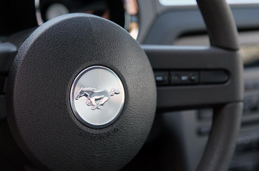  Ford Mustang V6 2012 года  (фото 20 из 133)